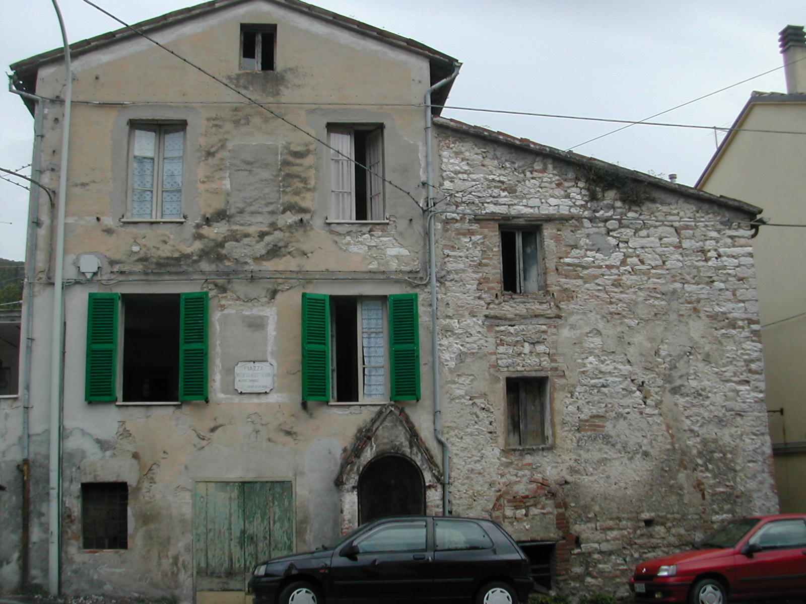 Casa con edicola affrescata