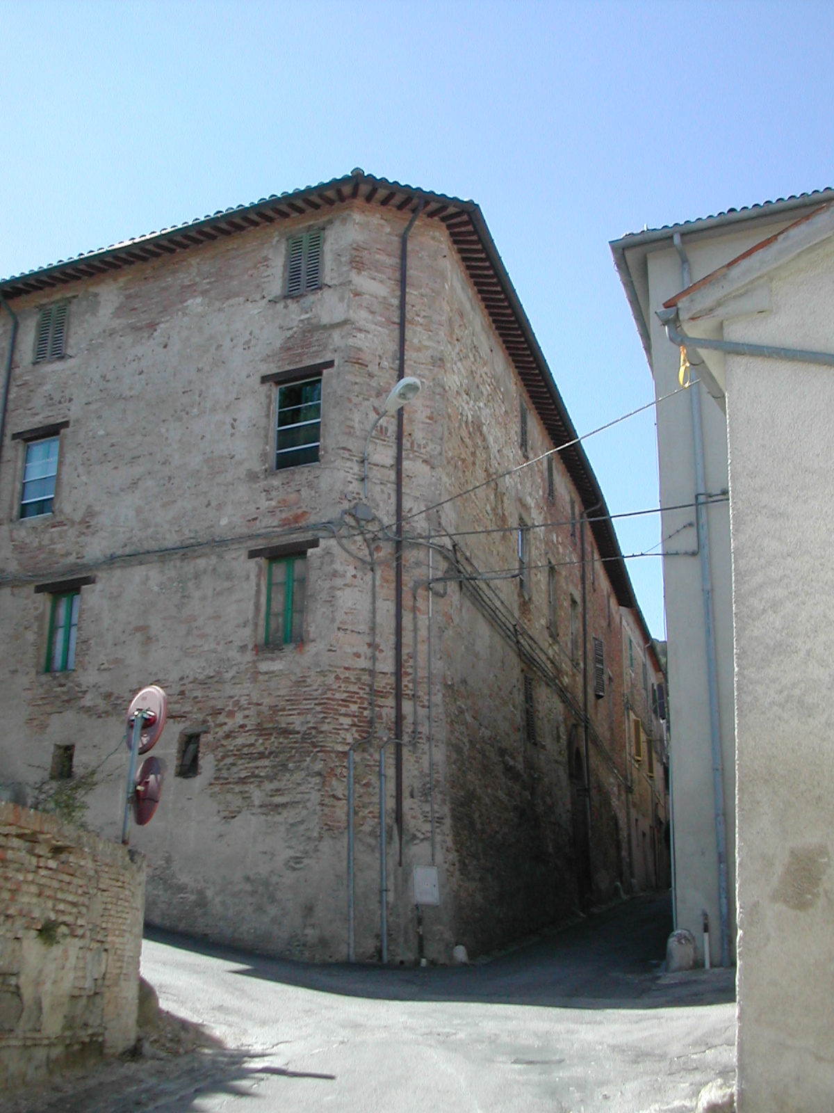 Casa con muro a scarpa