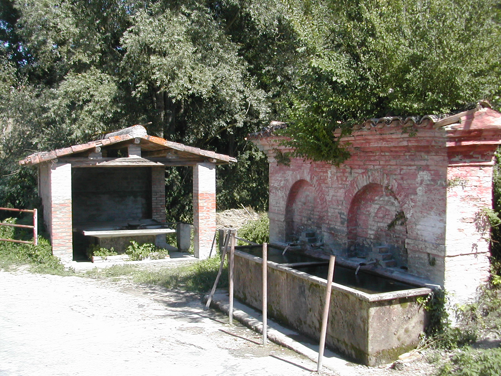 Fonte con lavatoio pubblico