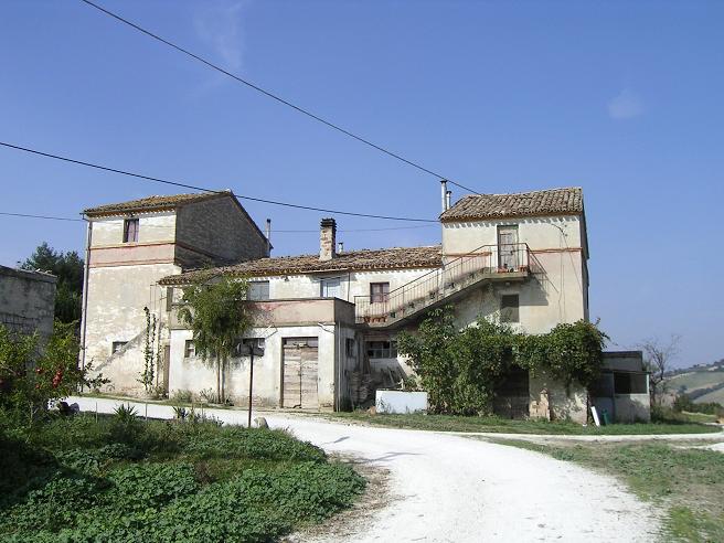 Casa colonica di via Chiaravallese 44