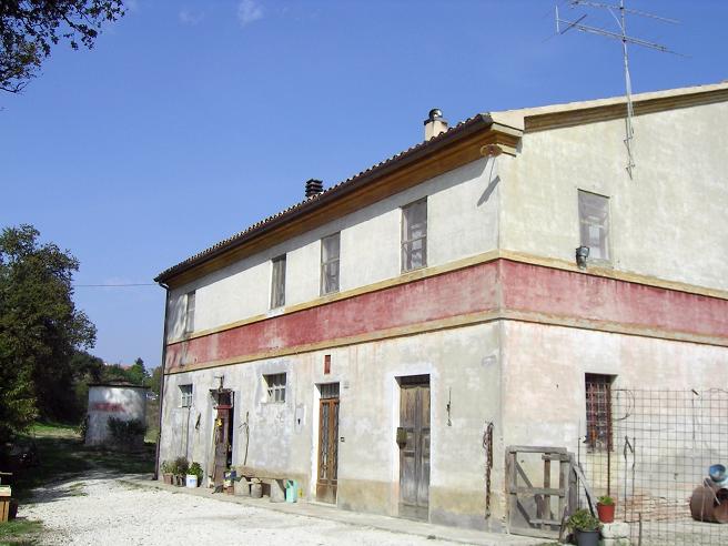 Casa colonica di via Chiaravallese 64