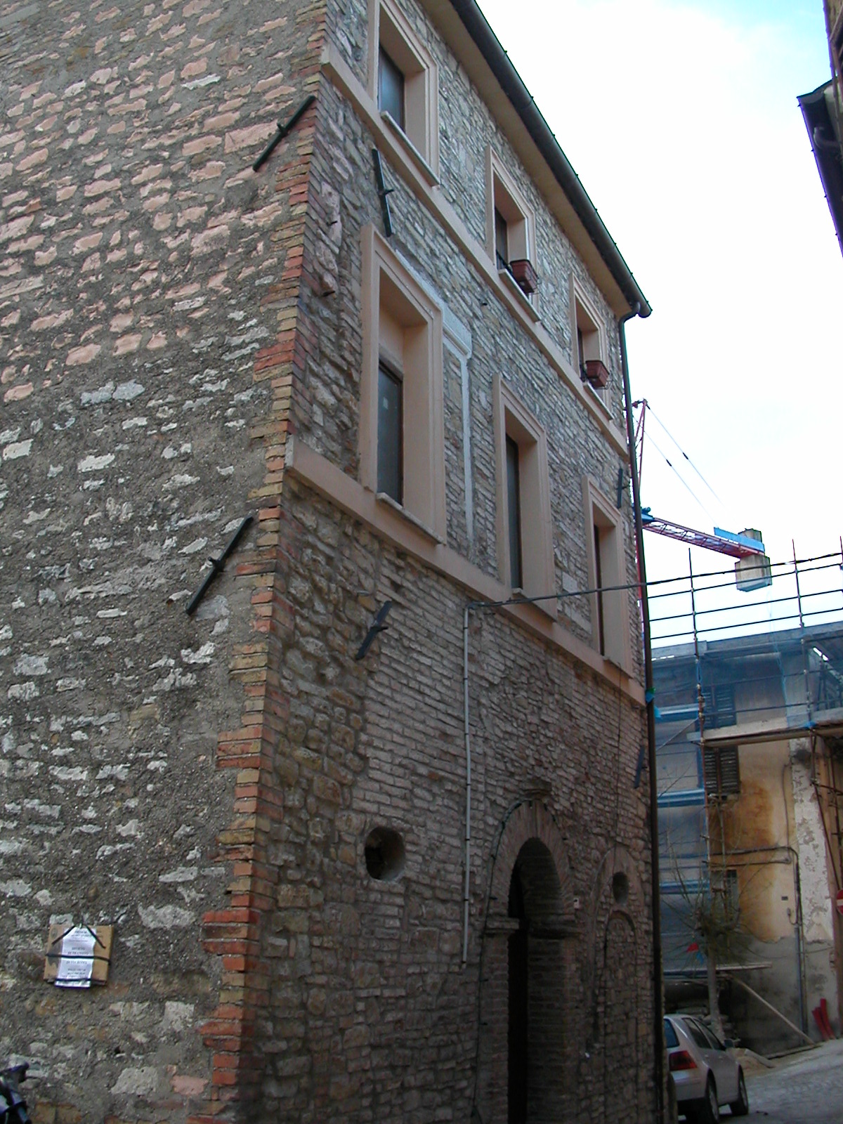 Casa con arco in pietra in Via Roma, 2