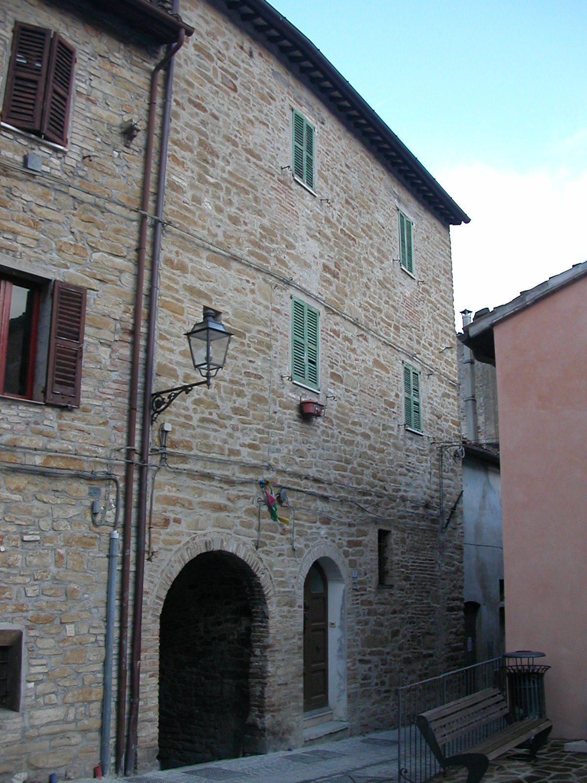 Casa con volto in Via Roma, 7