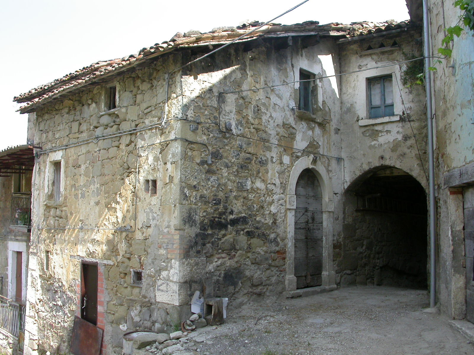 Casa a schiera con balconi lignei