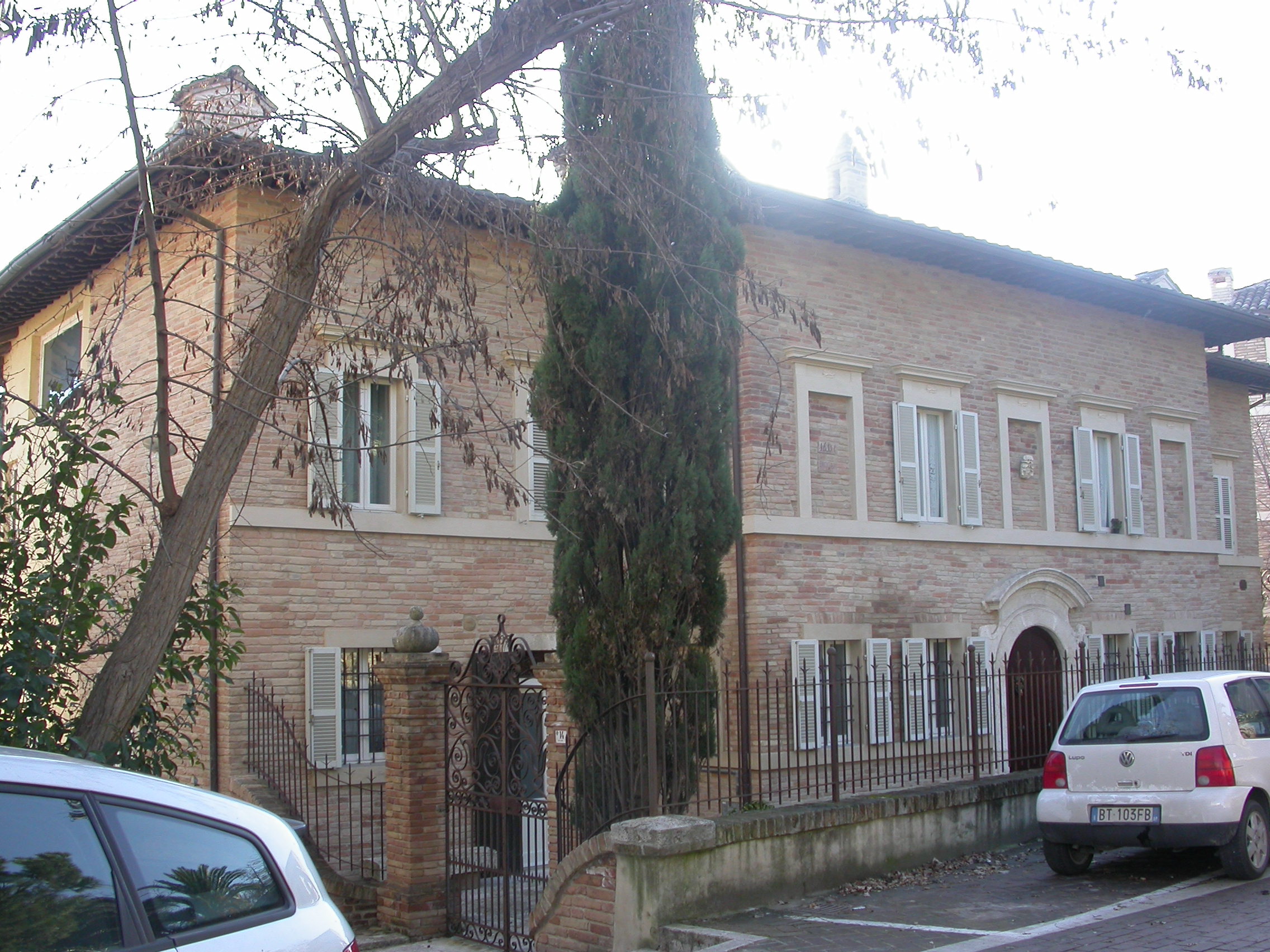 Palazzo in via C. Levi