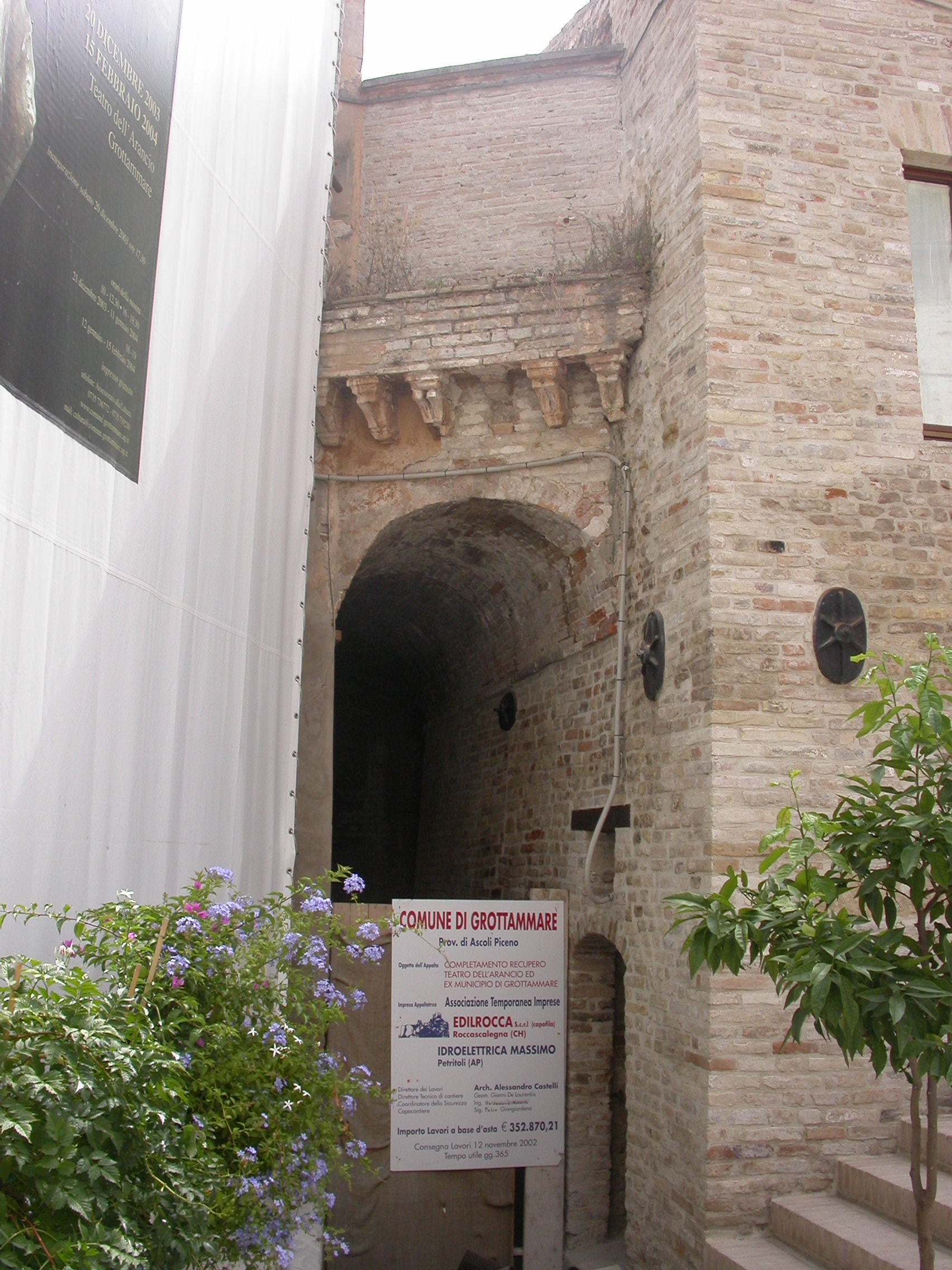 Passaggio coperto in piazza Peretti