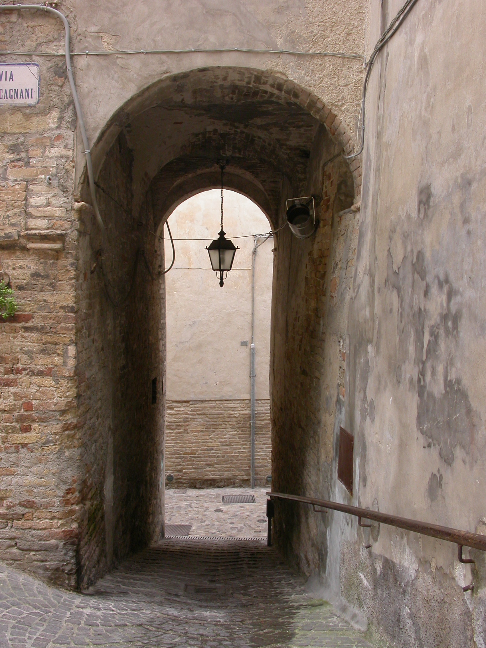 Passaggio coperto in via Fraccagnani