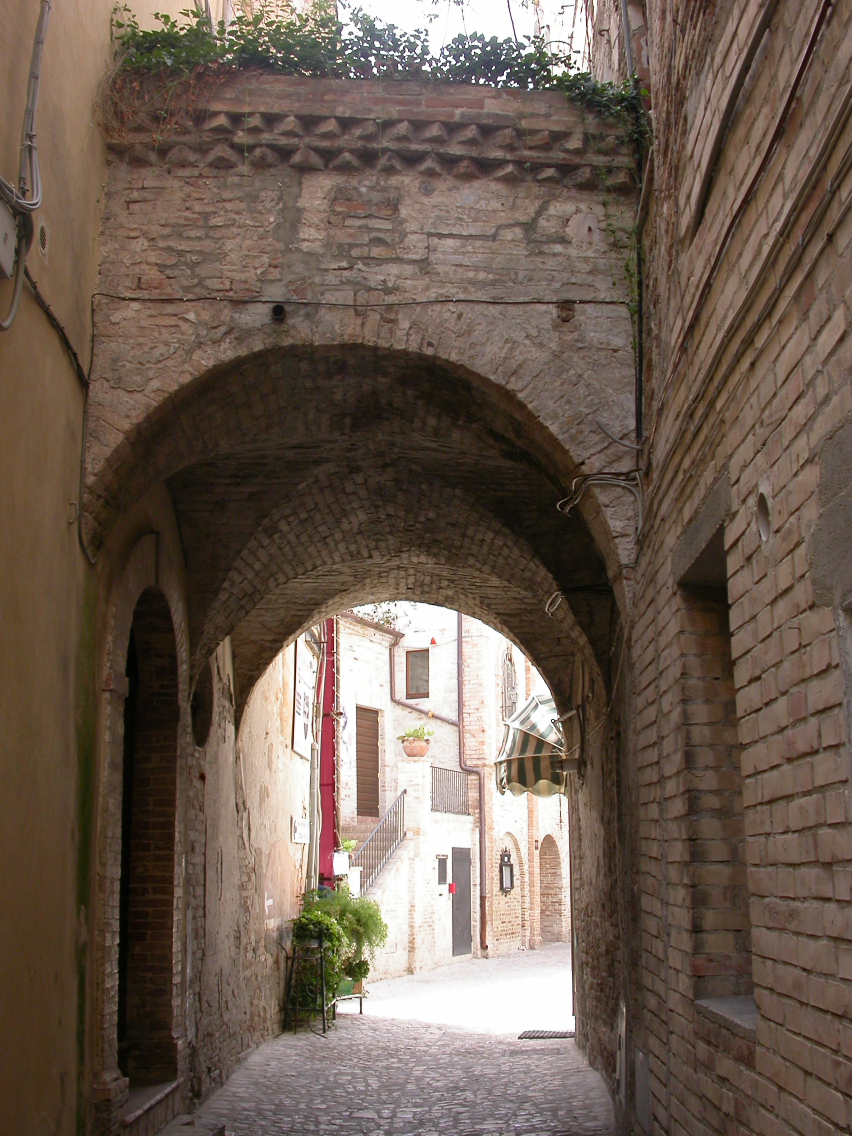Passaggio coperto in via Medoro Patriarca