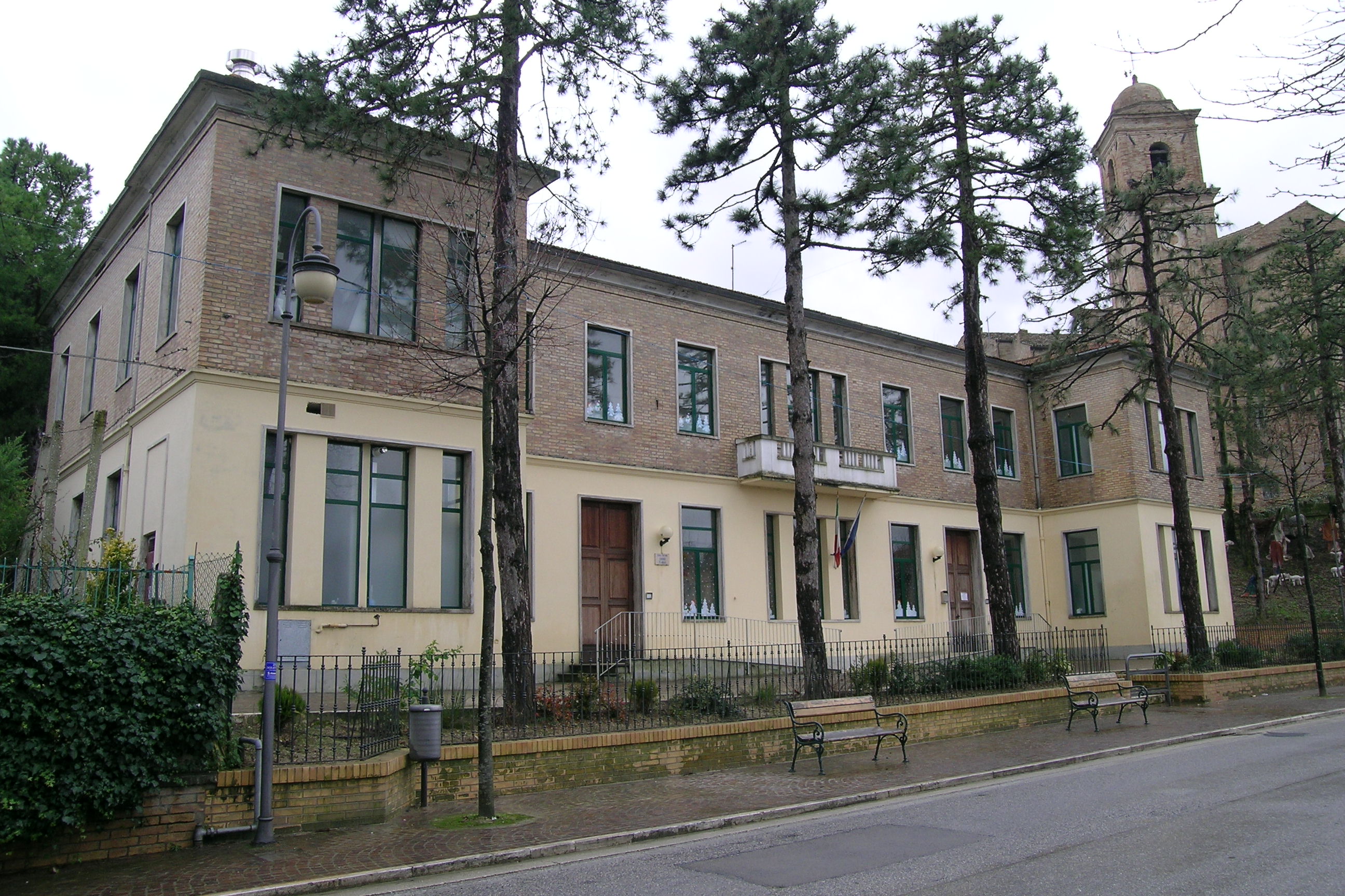 Complesso scolastico `Edmondo De Amicis`