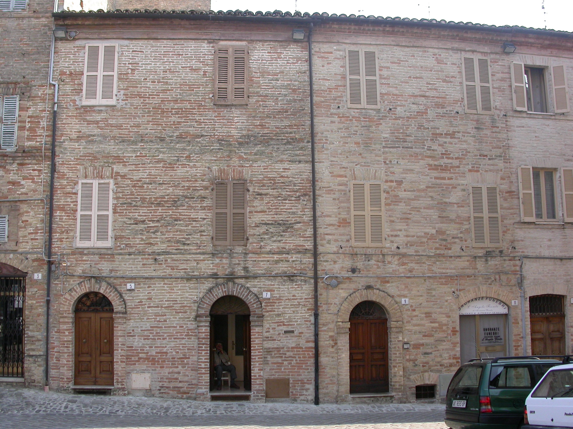 Case a schiera in piazza della Liberta'