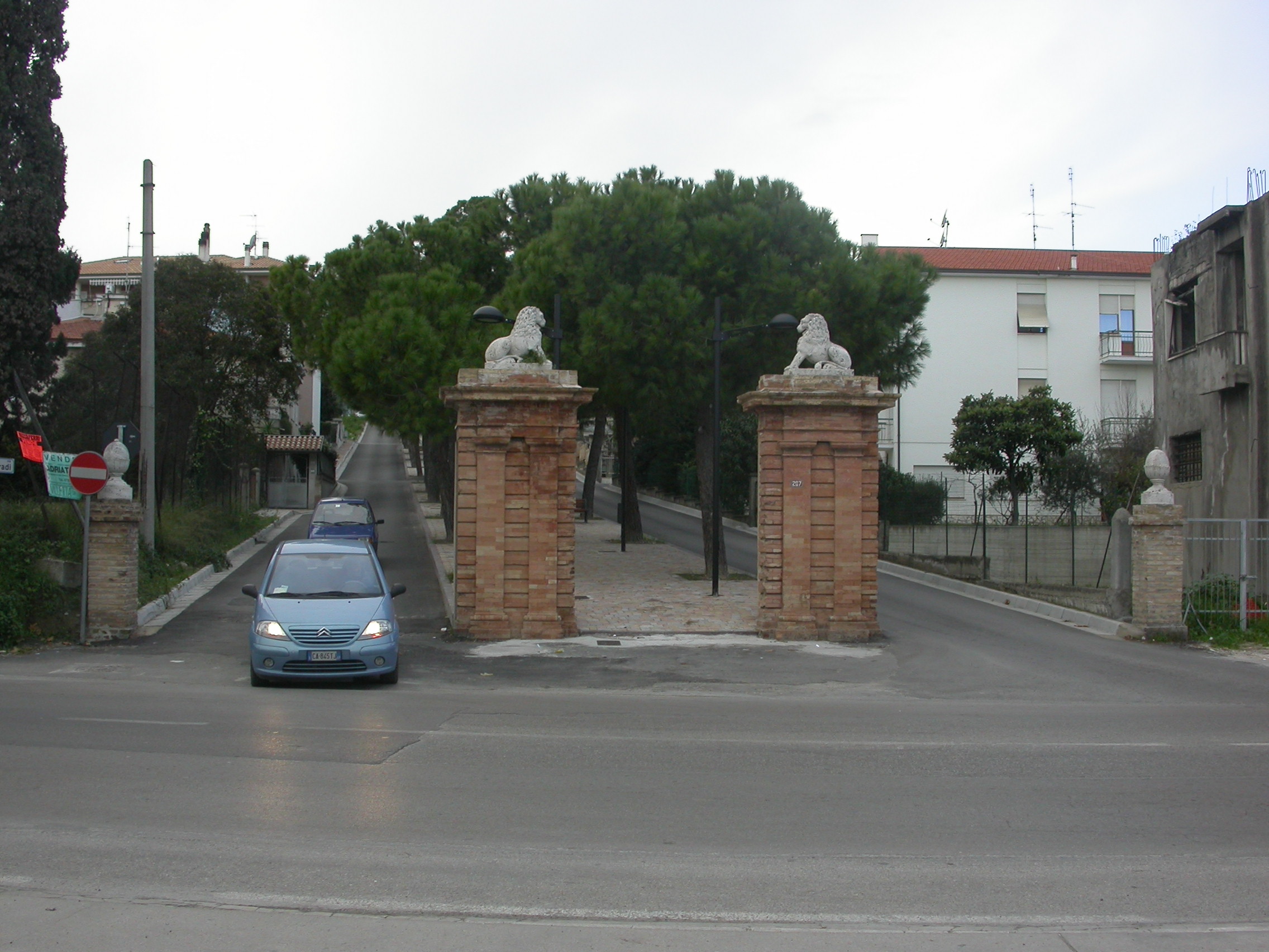 Ingresso monumentale di villa Mancini Guidi