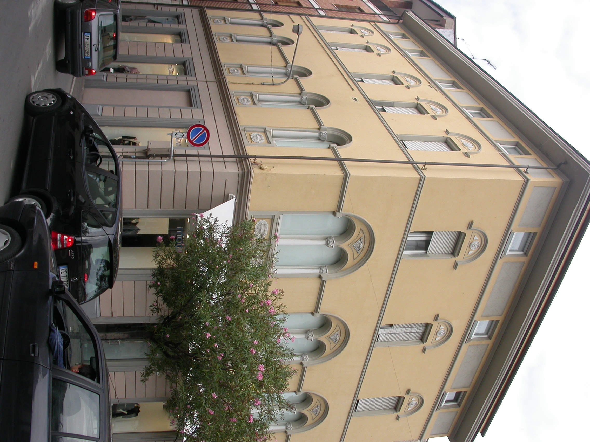 Palazzetto in viale Moretti