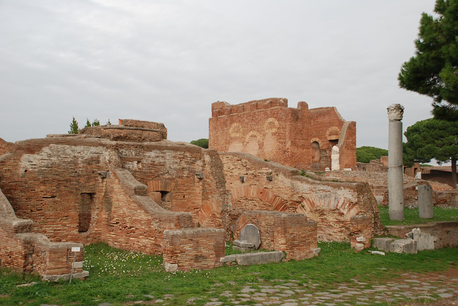 Caseggiato del Larario