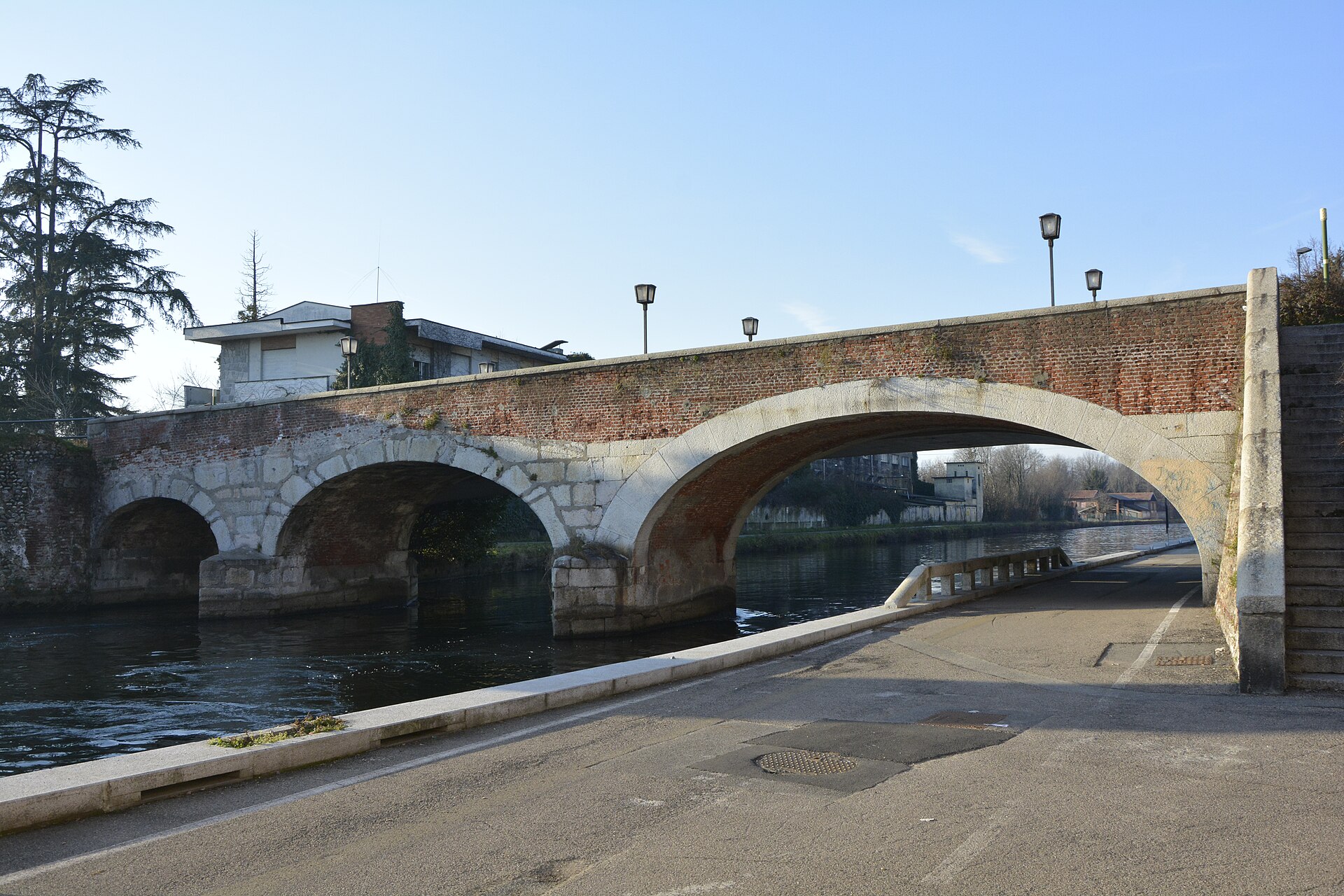 ponte antico sul Naviglio Grande