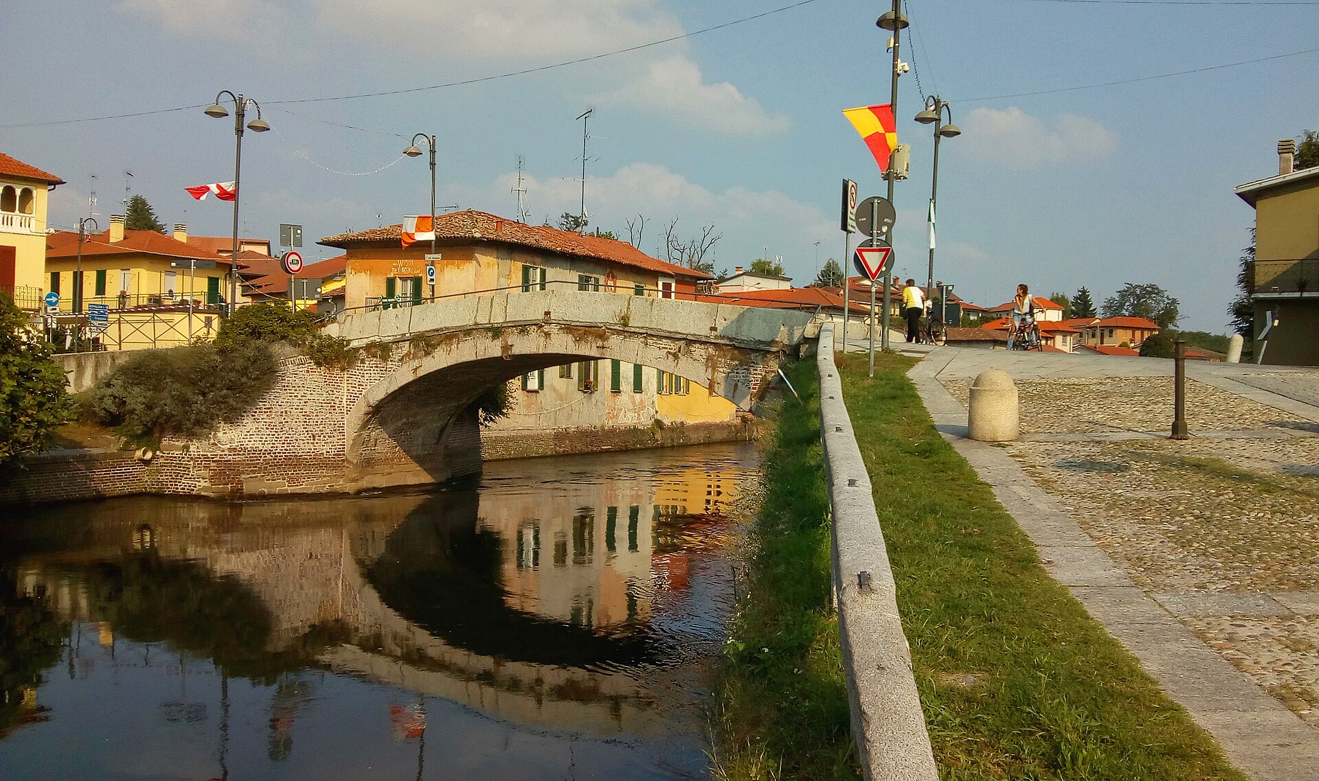 ponte sul naviglio grande