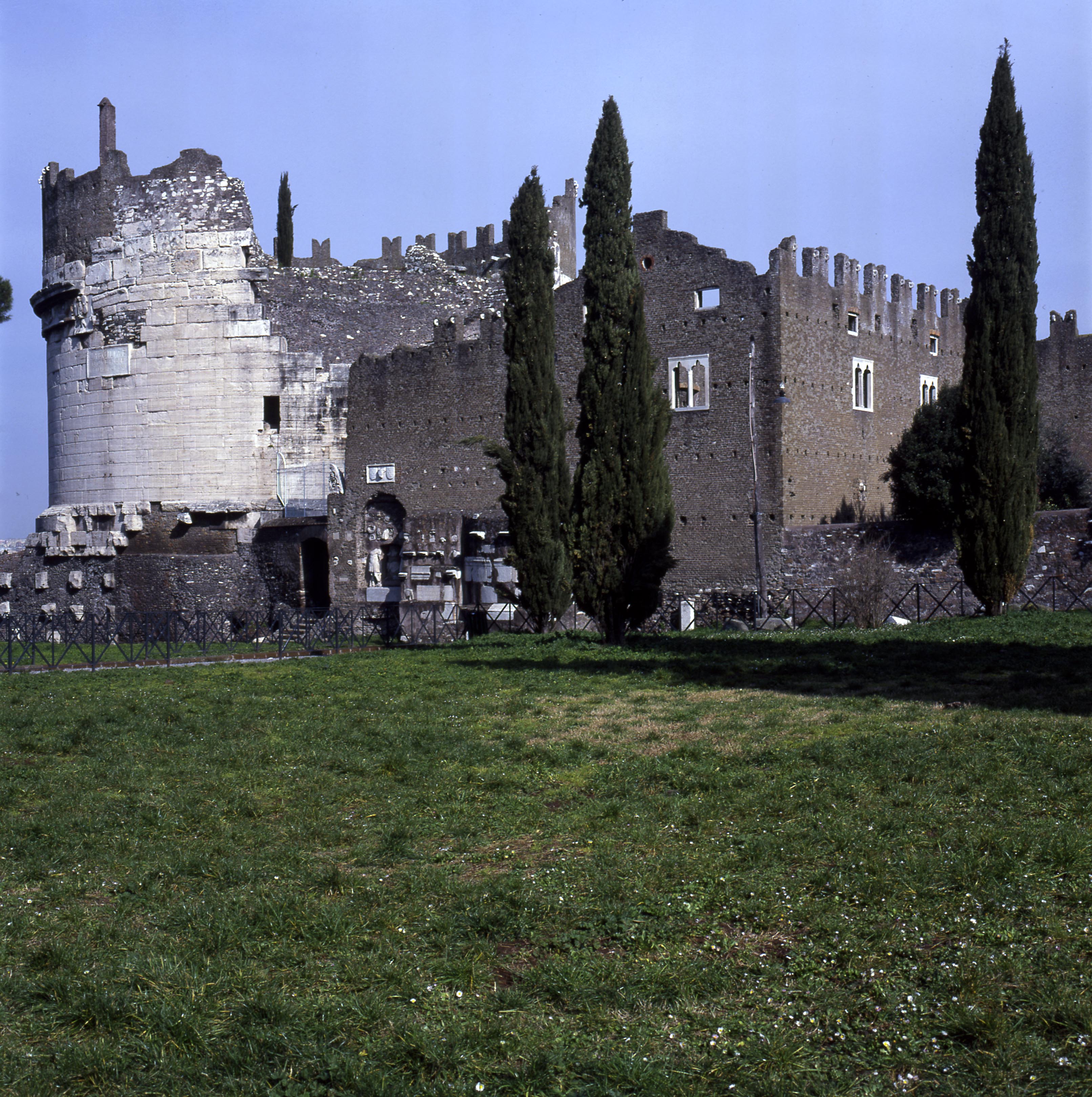 Parco archeologico dell'Appia antica - Mausoleo di Cecilia Metella e Chiesa di San Nicola